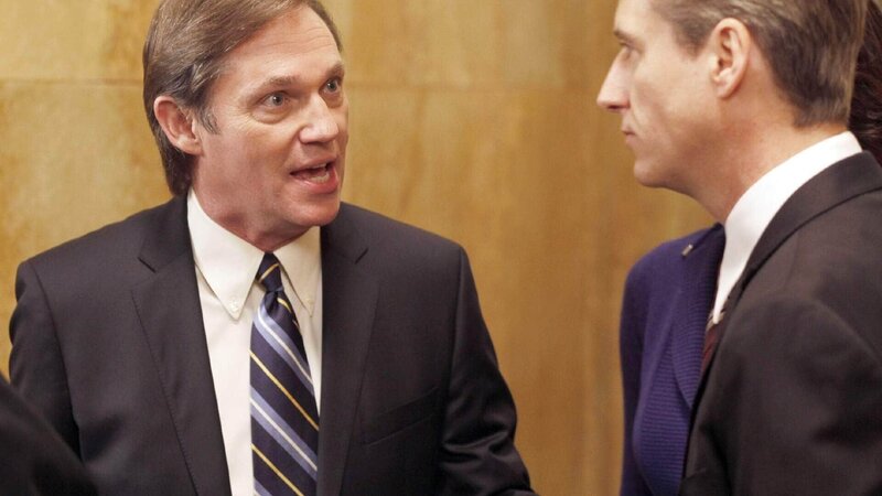 Zwischen dem Verteidiger Jenson (Richard Thomas, li.) und Staatsanwalt Cutter (Linus Roache) kommt es zum verbalen Schlagabtausch. – Bild: TVNOW /​ NBC