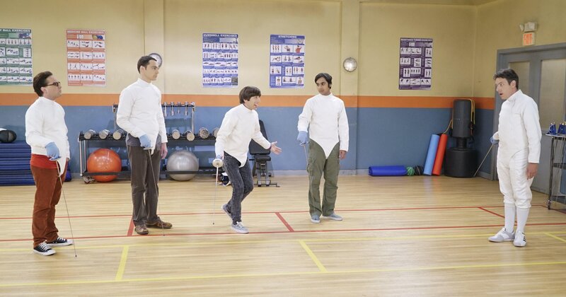 Barry Kripke (John Ross Bowie, r.) hat angefangen Fecht-Kurse zu geben, perfekt für Leonard (Johnny Galecki, l.), Sheldon (Jim Parsons, 2.v.l.), Howard (Simon Helberg, M.) und Raj (Kunal Nayyar, 2.v.r.), die sich vorgenommen haben, sportlicher zu werden … – Bild: © 2015 Warner Brothers
