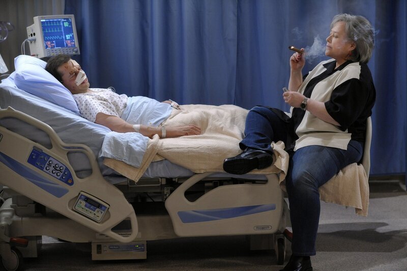 Nachdem Alan (Jon Cryer, l.) einen kleinen Herzinfarkt erleidet, erscheint ihm Charlie (Kathy Bates, r.) als Geist an seinem Krankenbett … – Bild: © Warner Brothers Entertainment Inc.