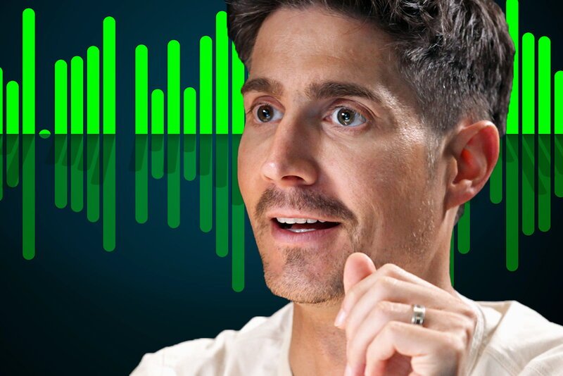 Einstein Ist unsere Stimme auswechselbar? Tobias Müller mit visualisierter Stimme im Hintergrund – Bild: SRF2