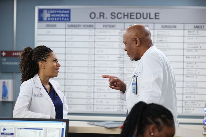 Grey’s Anatomy Staffel 18 Folge 8 Kelly McCreary als Dr. Maggie Pierce, James Pickens Jr. als Dr. Richard Webber SRF/​ABC Studios – Bild: SF2