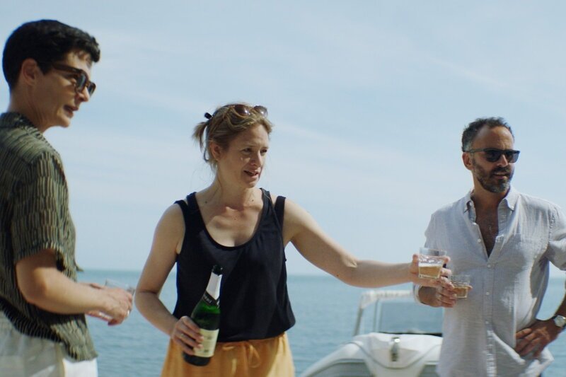 8 Tage im August Sarah Hostettler als Ellie, Julia Jentsch als Helena, Sami Loris als Matti SRF/Catpics&Helios Sustainable Films 2023 – Bild: SRF2 8 Tage im August Sarah Hostettler als Ellie, Julia Jentsch als Helena, Sami Loris als Matti SRF/Catpics&Helios Sustainable Films 2023 – Bild: SRF2
