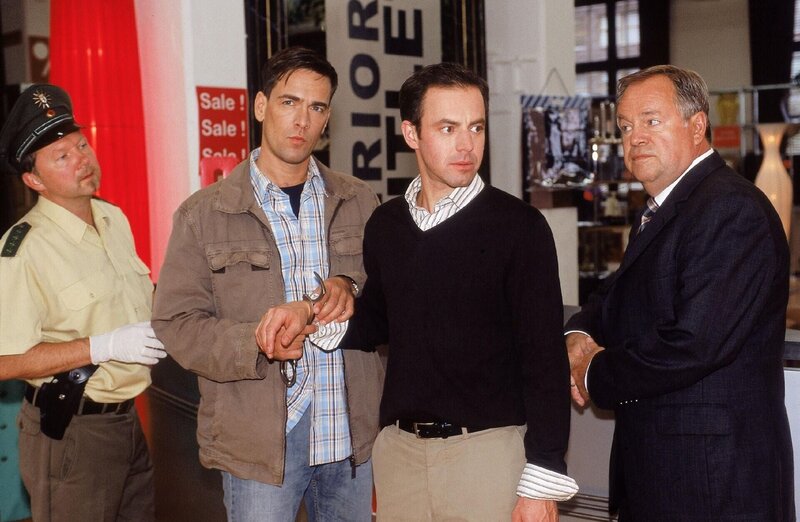 Bach (Felix Eitner) wird als dringend tatverdächtig von den beiden Kommissaren Bonhoff (Wolfgang Krewe, li.) und Kehler (Wolfgang Bathke, re.) verhaftet. (li.: Komparse) – Bild: RTL /​ Rolf Baumgartner