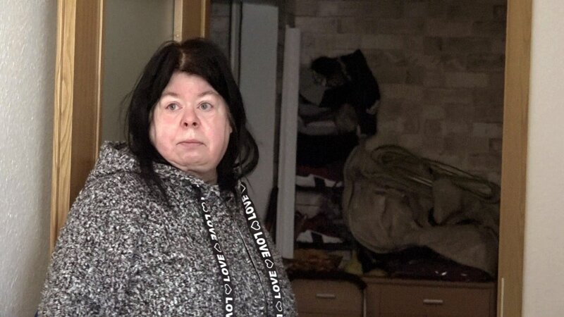 Pamela sagt dem Geist in ihrer Wohnung den Kampf an. – Bild: RTLZWEI