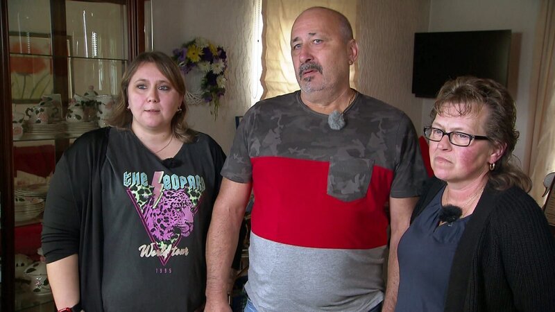 Sabrina (li.) und ihre Eltern müssen das Haus der Großeltern räumen und verkaufen – Bild: RTLZWEI