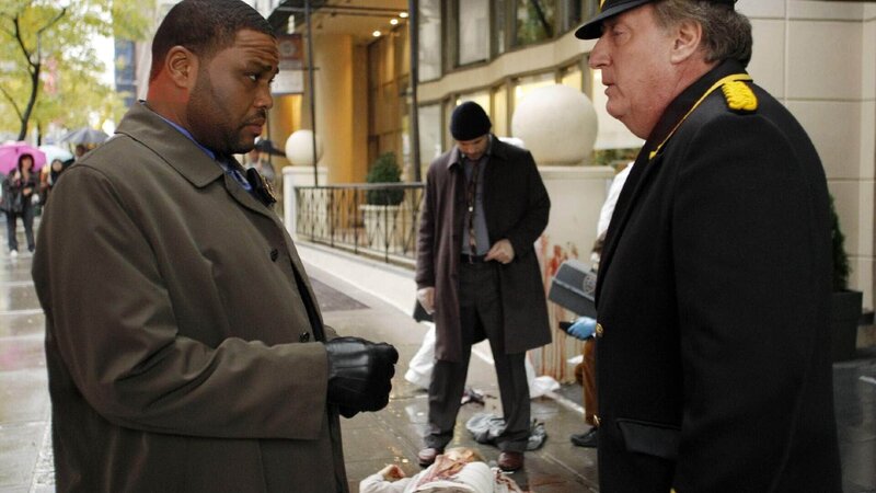 Die Hauptzeugin in einem Mordprozess wird tot vor ihrem Hotel aufgefunden. Während Det. Lupo (Jeremy Sisto, hi.) die Leiche in Augenschein nimmt, befragt Det. Bernard (Anthony Anderson) den Pförtner des Hotels (Alan Zweibel). – Bild: TVNOW /​ NBC