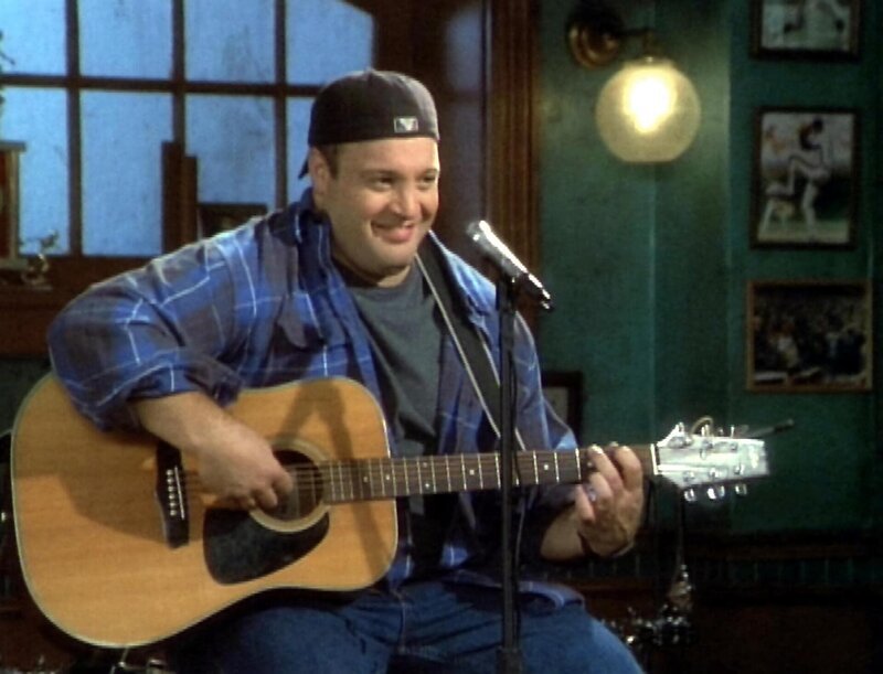 Doug (Kevin James) hat Gitarrenspielen gelernt und gibt ein kleines Konzert für seine Freunde. Er hat sogar ein Lied für Carrie komponiert … – Bild: RTL II