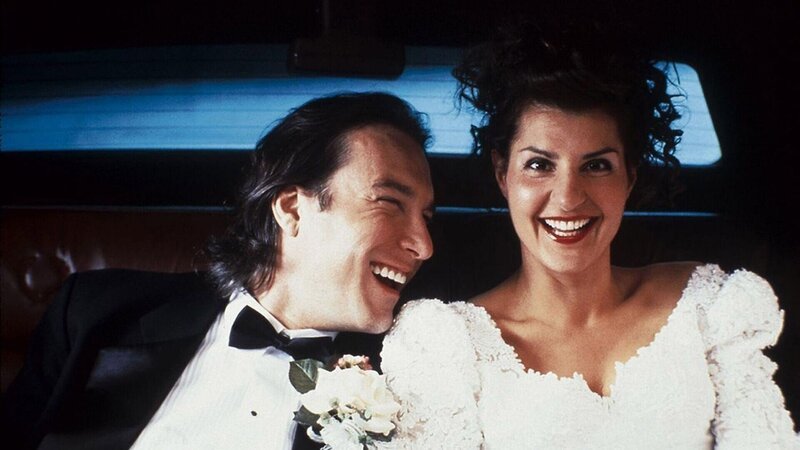Toula (Nia Vardalos) möchte der Ian (John Corbett) heiraten – doch der ist kein Grieche! – Bild: Gold Circle Films Toula (Nia Vardalos) möchte der Ian (John Corbett) heiraten – doch der ist kein Grieche! – Bild: Gold Circle Films