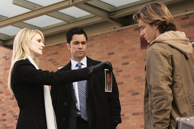 Bei ihren Recherchen stoßen Lilly (Kathryn Morris, l.) und Scott (Danny Pino, M.) auf Michael (Jordan Potter, r.) … – Bild: Warner Bros. Television