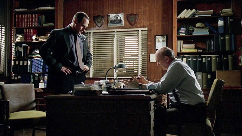 Captaine Donald Cragen (Dann Florek) und Elliot Stabler (Christopher Meloni, l.) Die Verwendung des sendungsbezogenen Materials ist nur mit dem Hinweis und Verlinkung auf TVNOW gestattet. – Bild: TVNOW