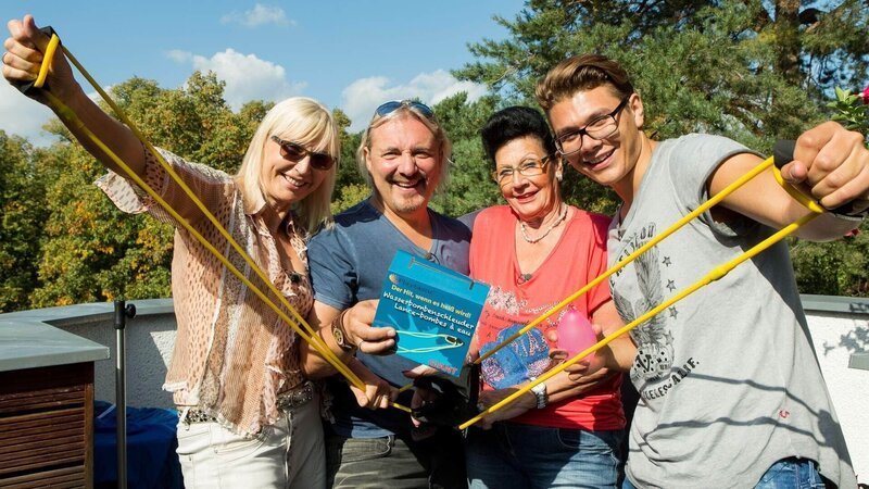 Jede Woche finden die Allestester eine neue, aufregende Lieferung eingepackt vor ihrer Haustüre, um sie auf Herz und Nieren zu testen. Familie Hopf (v.l.) Mutter Marietta (56), Vater Remo (55), Schwiegermutter Uschi (74) und Sohn Micky (19) testen die Wasserbombenschleuder. – Bild: VOX /​ Bernd-Michael Maurer