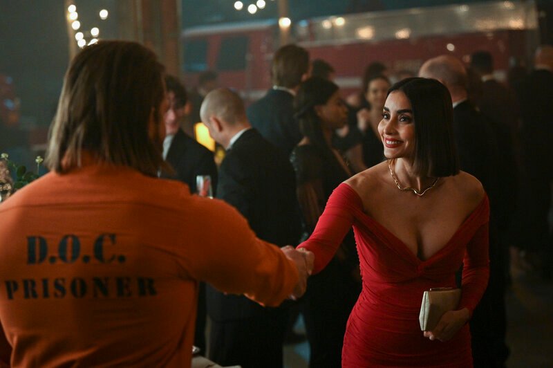 Pictured: Max Thieriot as Bode Leone and Paola Nunez as Roberta. – Bild: Sergei Bachlakov/​CBS