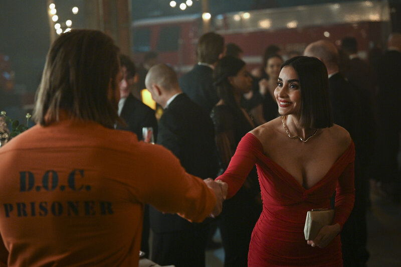 Pictured: Max Thieriot as Bode Leone and Paola Nunez as Roberta. – Bild: Sergei Bachlakov/​CBS