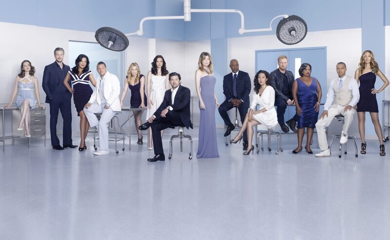 (8. Staffel) – Grey’s Anatomy: (v.l.n.r.) April (Sarah Drew), Mark (Eric Dane), Callie (Sara Ramirez), Alex (Justin Chambers), Arizona (Jessica Capshaw), Lexie (Chyler Leigh), Derek (Patrick Dempsey), Meredith (Ellen Pompeo), Richard (James Pickens, Jr.), Cristina (Sandra Oh), Owen (Kevin McKidd), Miranda (Chandra Wilson), Jackson (Jesse Williams) und Teddy (Kim Raver) … – Bild: American Broadcasting Companies, Inc.