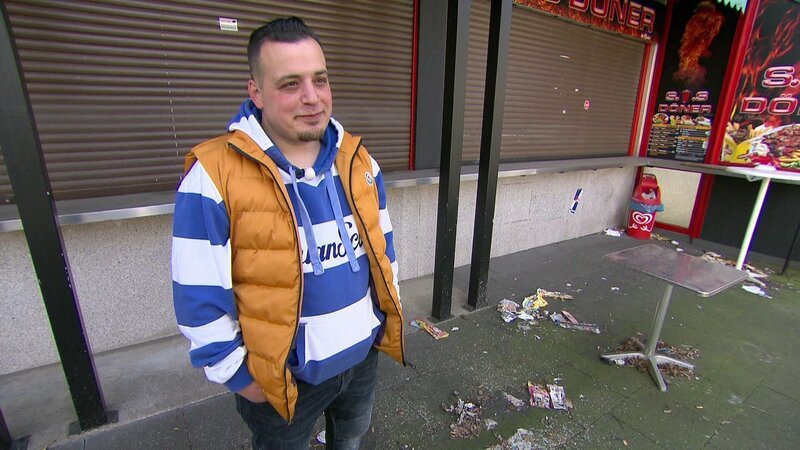Siggi aus Duisburg hatte früher einen Kiosk, den er aufgrund der Corona Krise aufgeben musste. Daraufhin folge das finanzielle Desaster. Jetzt muss der Multijobber zusehen, wie er über die Runden kommt. – Bild: RTLZWEI