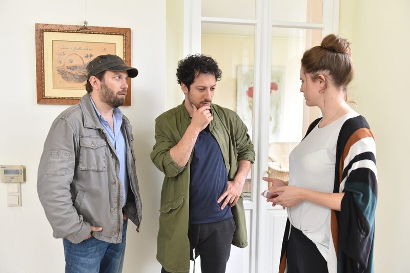 Christian Ulmen (l.) und Fahri Yardim (M.) halten zusammen wie Pech und Schwefel. Kann Emily (Emily Cox, r.) die beiden durchschauen? – Bild: maxdome/​ ProSieben /​ André Kowalski