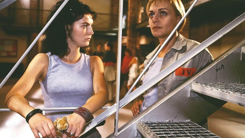 Jule (Anke Rähm, li.) will von Mona (Anja Beatrice Kaul) wissen, ob sie endlich mit ihren krummen Geschäften aufgehört hat. – Bild: RTL