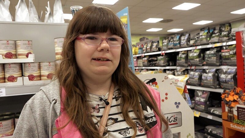 Selina (17) gefällt die Arbeit im Geschäft für Heimtierbedarf sehr gut – Bild: RTLZWEI