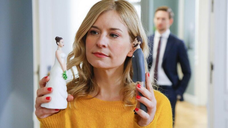 Jenny (Birte Hanusrichter) wird von Max (August Wittgenstein) beim Träumen erwischt. – Bild: RTL /​ Richard Hübner