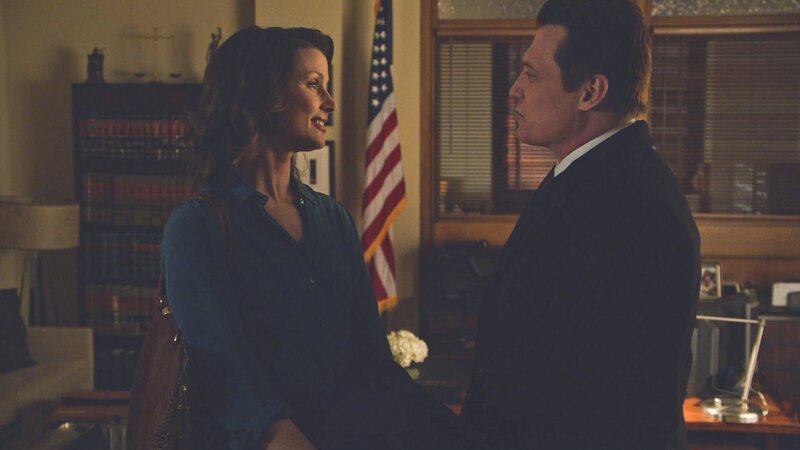 Während Erin (Bridget Moynahan, l.) nach einem Speed-Dating bei einem Fall auf Robert McCoy (Holt McCallany, r.), einen ihrer Dating-Partner, trifft, untersuchen Danny und Baez den Tod einer Frau, die durch eine Überdosis Lidocain ums Leben kam … – Bild: 2013 CBS Broadcasting Inc. All Rights Reserved. Lizenzbild frei