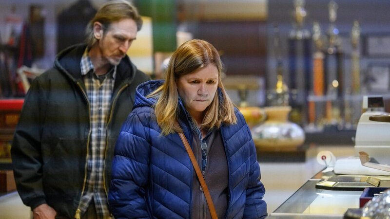 Verzweifelte Eltern: Ray McKinnon als Jerry Mallum, Mare Winningham als Diane Mallum – Bild: SRF/​Motion Picture/​20th Television