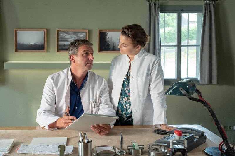 Wenn es um das Martins (Hans Sigl) Glück geht, kann Lilli (Ronja Forcher) nicht anders, als sich einzumischen. – Bild: ZDF und Andrea Leichtfried.