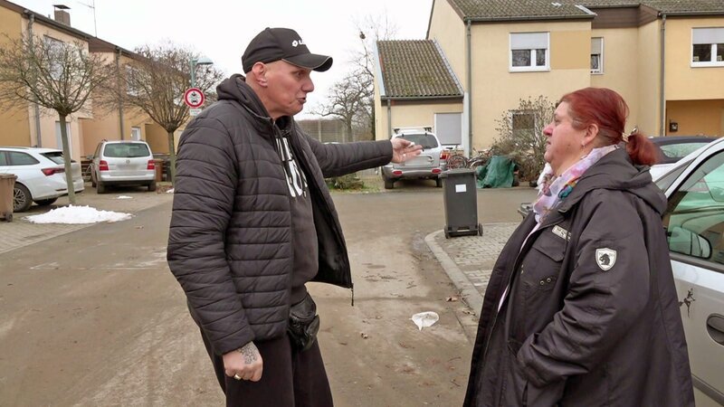 Mit Carmens Gebrauchtwagen gibt es schon wieder Probleme. Nachbar und Autonarr Elvis ist natürlich direkt zur Stelle, um zu helfen. – Bild: RTL Zwei