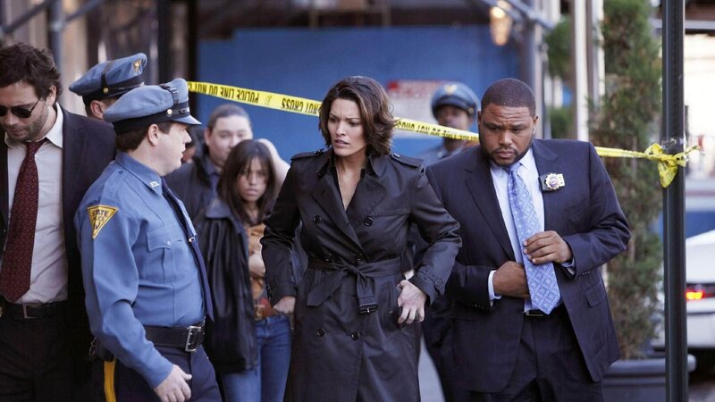 Am Tatort werden Staatsanwältin Rubirosa (Alana De La Garza) und die Detectives Lupo (Jeremy Sisto, li.) und Bernard (Anthony Anderson, re.) von einem Polizisten (Craig Geraghty) über die Sachlage informiert. – Bild: TVNOW /​ NBC