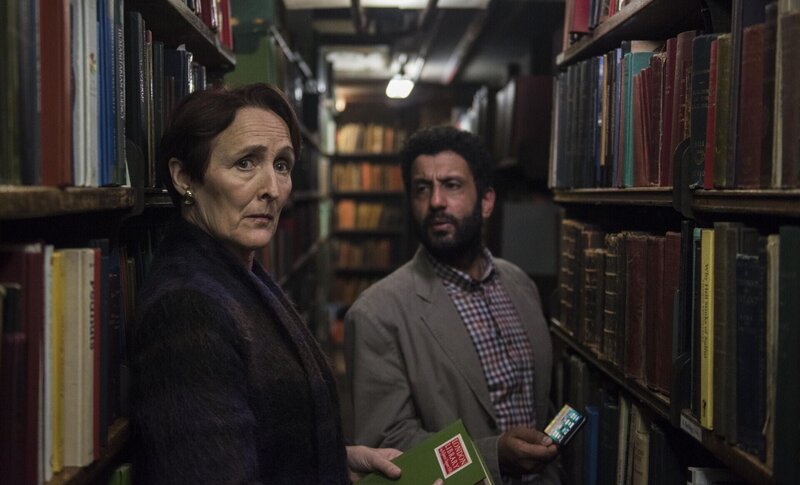 Carolyn Martens (Fiona Shaw, l.); Martin (Adeel Akhtar, r.) – Bild: Sid Gentle Films Limited. Lizenzbild frei