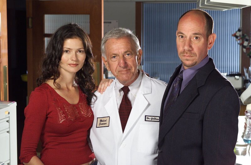 CROSSING JORDAN -- NBC Series -- „Someone to Count On“ -- Pictured: (l-r) Jill Hennessy as Dr. Jordan Cavanaugh, Jack Klugman as Dr. Leo Gelber, Miguel Ferrer as Dr. Garret Macy -- THREE-TIME EMMY WINNER JACK KLUGMAN (‚QUINCY,‘ ‚THE ODD COUPLE‘) GUEST-STARS AS A RETIRED CORONER CONSULTED BY JORDAN TO CRACK A SEEMINGLY DEAD END CASE -- NBC Photo by: Paul Drinkwater – Bild: TVP /​ PAT