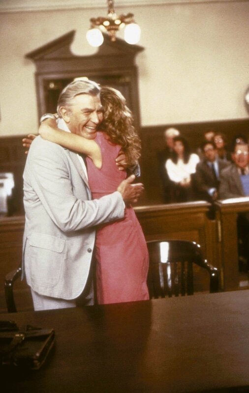 Amy Adler (Julie Ronnie) bedankt sich bei Matlock (Andy Griffith) mit einer dicken Umarmung. – Bild: PR7; ProSieben Media AG
