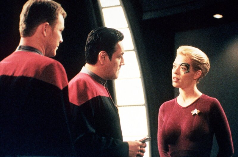 Paris (Robert Duncan McNeill, l.) und Chakotay (Robert Beltran, M.) diskutieren mit „Seven of Nine“ (Jeri Lynn Ryan, r.) über die Gravitonellipse, eine äußerst seltene Anomalie. – Bild: Paramount