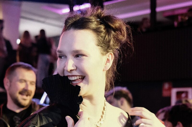 Die grosse Show – Hinter den Kulissen des «ESC» 2025 Zoë Më an der Pre-Party in Madrid – Bild: SRF1