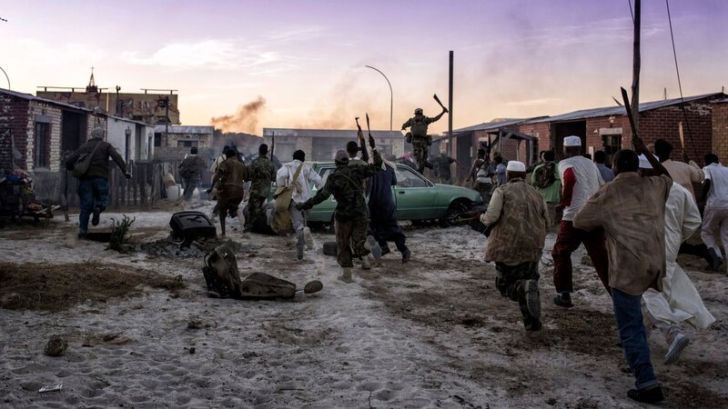 Somali mob chasing task force. – Bild: National Geographic Channels/​Casey Crafford