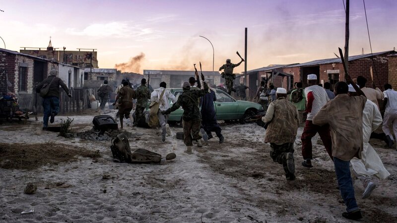 Somali mob chasing task force. – Bild: National Geographic Channels/​Casey Crafford