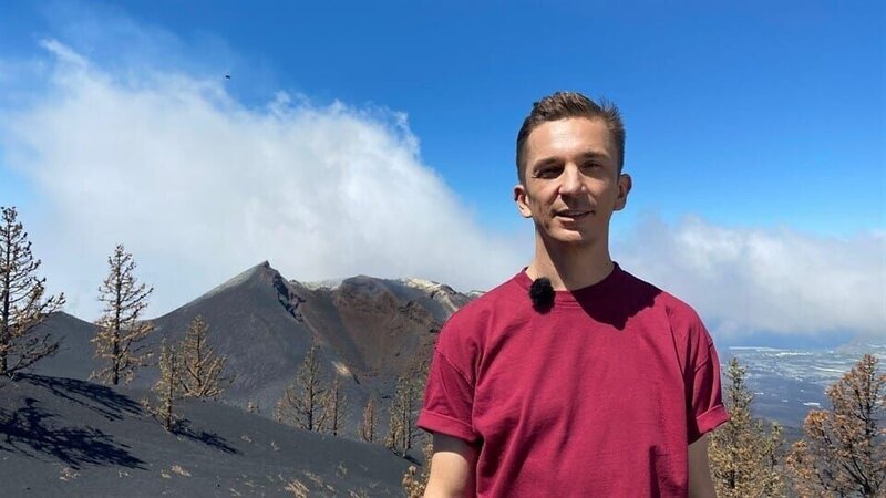 Eric Mayer ist auf La Palma unterwegs, um sich anzuschauen, wie die Insel ein Jahr nach dem Vulkanausbruch 2021 aussieht. Dabei trifft er Vulkanologe Jaime Colleo und die Kinder Vincent und Marta, die vom Ausbruch betroffen waren. – Bild: ZDF/​Sandra Palm