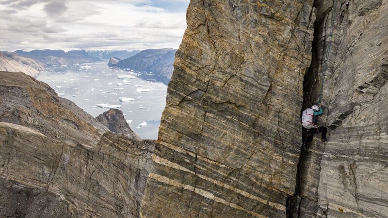 Hazel Findlay beim Besteigen des Ingmikortilaq. – Bild: National Geographic/​Pablo Durana