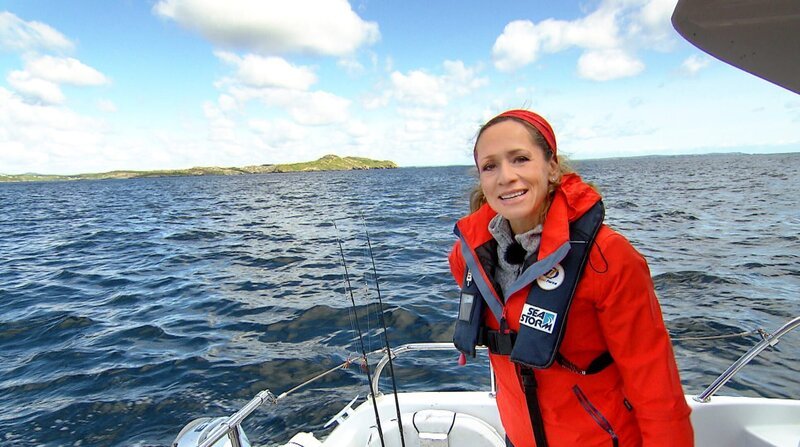 Bei einer Bootstour vor der Küste der Insel „Lewis and Harris“ auf den Äußeren Hebriden“ erlebt Tamina Kallert das typische Schottland-Wetter: Auf einen kräftigen Regenschauer folgt Sonnenschein. – Bild: WDR /​ WDR