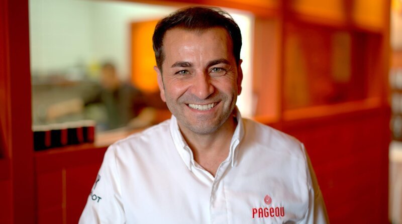 Ali steht in seinem Münchner Restaurant „Pageou“. – Bild: BR/​Reiner Holzemer
