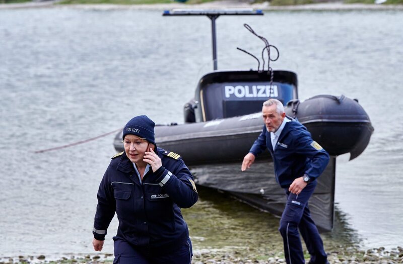 Nele Fehrenbach (Floriane Daniel, l.) und Paul Schott (Tim Wilde, r.) eilen dem Ex-Freund der Ermordeten zu Hilfe. – Bild: ARD/​Nicolas Gradicsky/​Nicolas Gradicsky