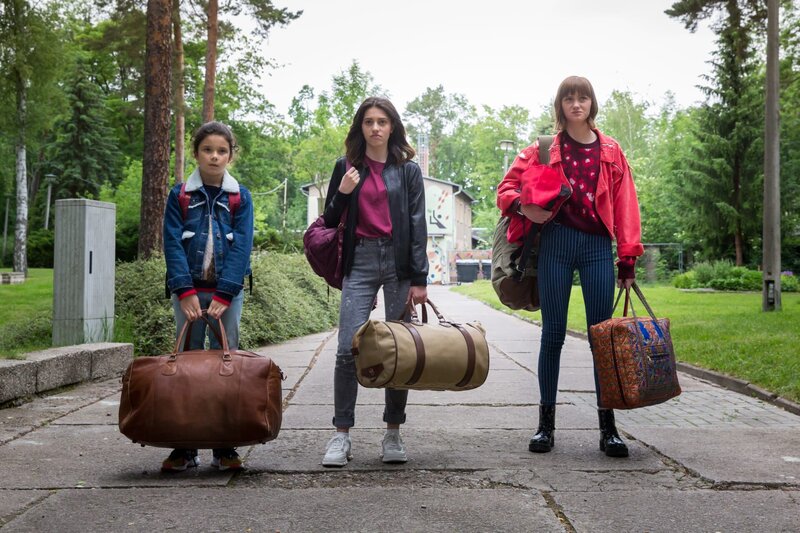 Im Gegensatz zu den restlichen Einsteinern freuen sich die drei Freytag-Schwestern nicht auf das neue Schuljahr. – Bild: Andreas Wünschirs