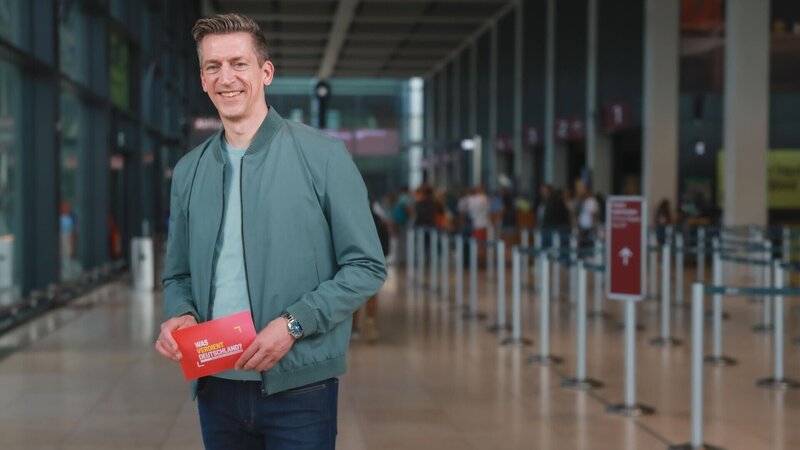 Moderator Steffen Hallaschka – Bild: RTL /​ iutv /​ Was verdient Deutschland? Das große Gehaltsranking