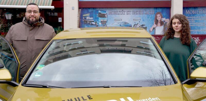 Fahrlehrer Tolga Özdemir und seine Fahrschülerin Neela – Bild: Spiegel TV