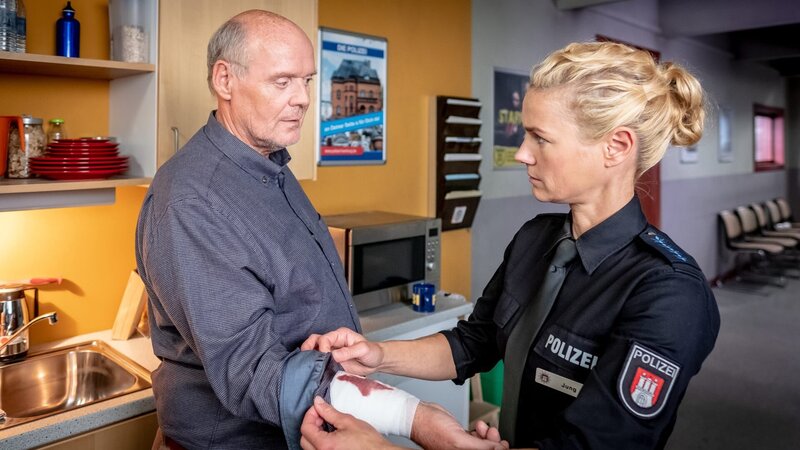 Franzi (Rhea Harder-Vennewald) entdeckt bei Willi Schipper (Wolfgang Finck) eine blutende Wunde und besteht darauf, dass er diese im EKH versorgen lässt. – Bild: ZDF und Boris Laewen