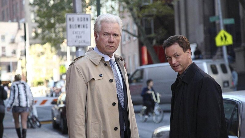 Det. Mac Taylor (Gary Sinise, r.) ermittelt in einem Mordfall, bei dem Chief Ted Carvers (John Larroquette) Dienstwaffe zur Tatwaffe wurde. – Bild: MG RTL D /​ CBS