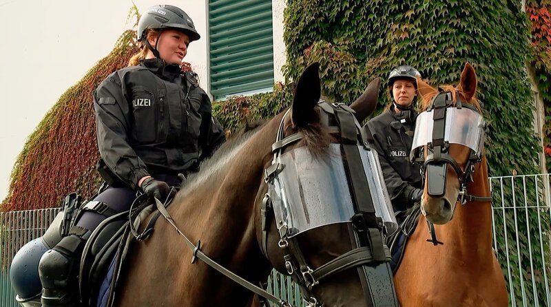 „Hallo Nachbarn“ ist die neue Reportage-Reihe am rbb-Vorabend mit außergewöhnlichen Geschichten über Menschen und Orte. Die Filme tauchen in Lebenswelten aus Stadt und Land ein, lassen die Leute vor Ort berichten und erzählen vom Leben in der Region, zwischen Spree und Havel, Luxushotel und Heuherberge, Streetlife und Hofladen: Wir in Berlin und Brandenburg. – Reiterinnen der Bundespolizei im Einsatz bei einer Großdemo in Berlin. – Bild: rbb