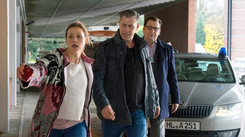 Bringt Tanja Sanftrieder (Katrin Heß, l.), Finn (Sven Martinek, M.) und Lars (Ingo Naujoks, r.) auf die richtige Spur? – Bild: ARD/​BR/​Andreas Tams/​Andreas Tams
