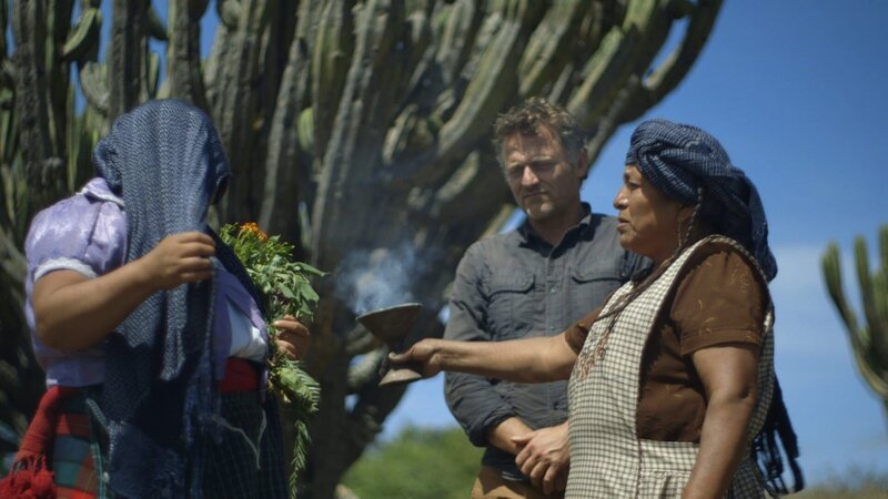 Bernard Fontanille et Paulina pendant la cérémonie du susto – Bild: Bonne Compagnie