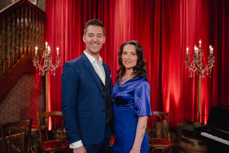 Ein furioses Stelldichein liefert der junge Startenor Maximilian Mayer, erstmals zusammen mit seiner Gattin, der sagenhaften Sopranistin Camille Schnoor. Das Paar bringt mit seiner unglaublichen Bühnenpräsenz und seinen exzellenten Stimmen den Saal zum Brodeln. – Bild: Jan Saurer /​ BR /​ BR/​Jan Saurer