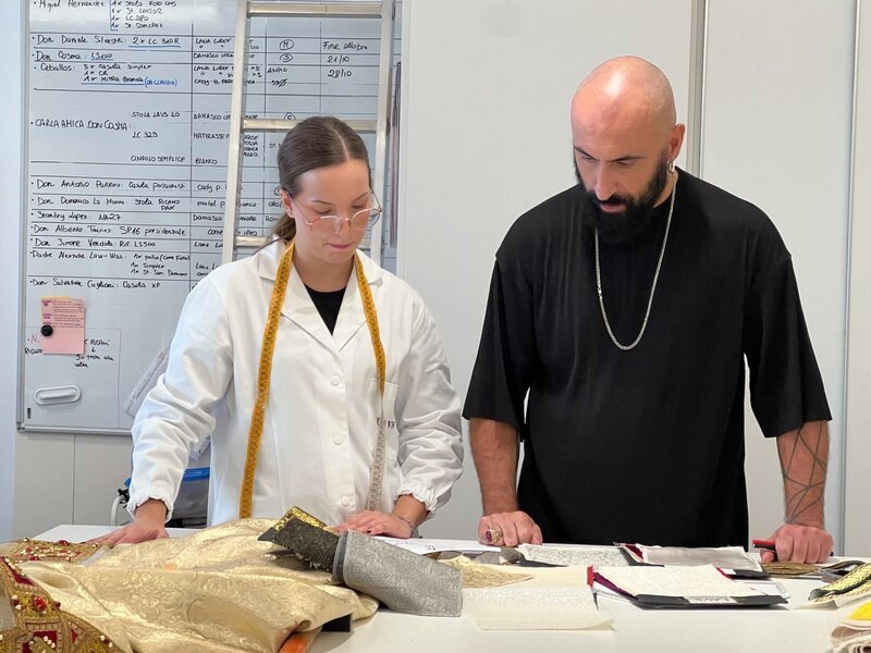 Filippo Sorcinelli mit Schneiderin Sara Bregantin. – Bild: ORF/​Arte/​Docdays Productions